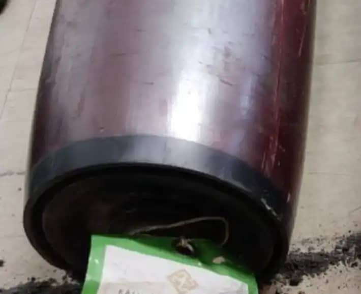 Composite V return roller - lower end running in fines build-up
