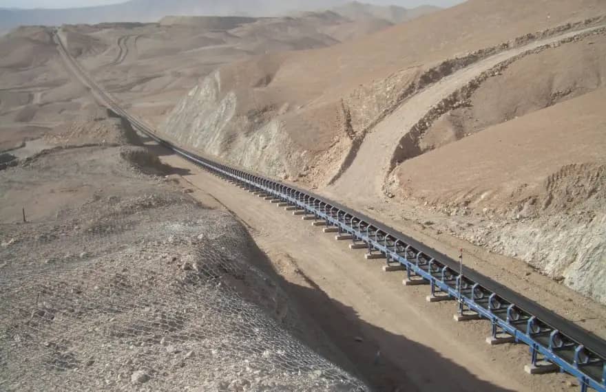Correa overland a lo largo de una ladera en Radomiro Tomic
