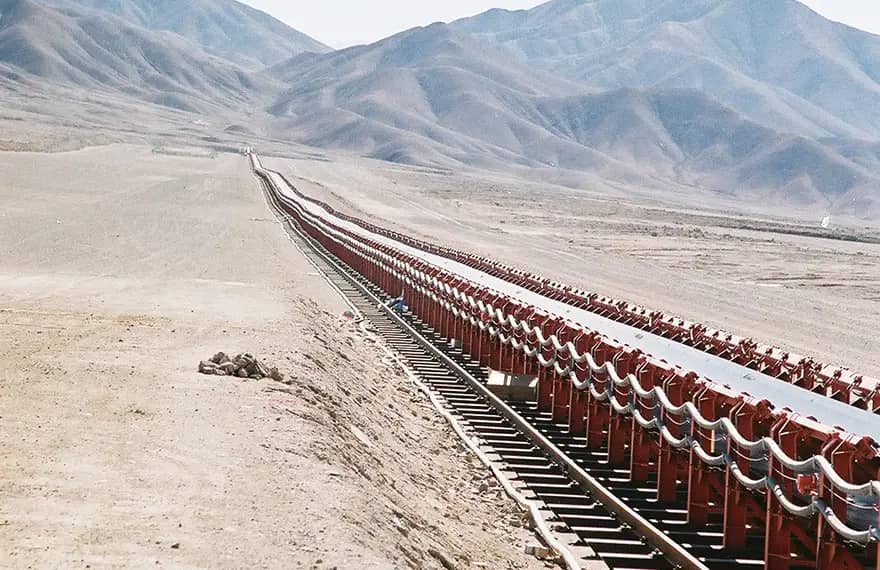 Correa overland con polines en el desierto de Atacama, Radomiro Tomic