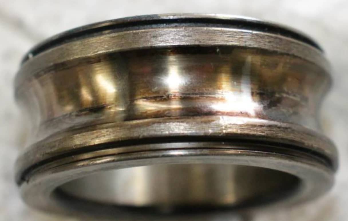 Discoloured raceway of a bearing that ran without its initial grease fill