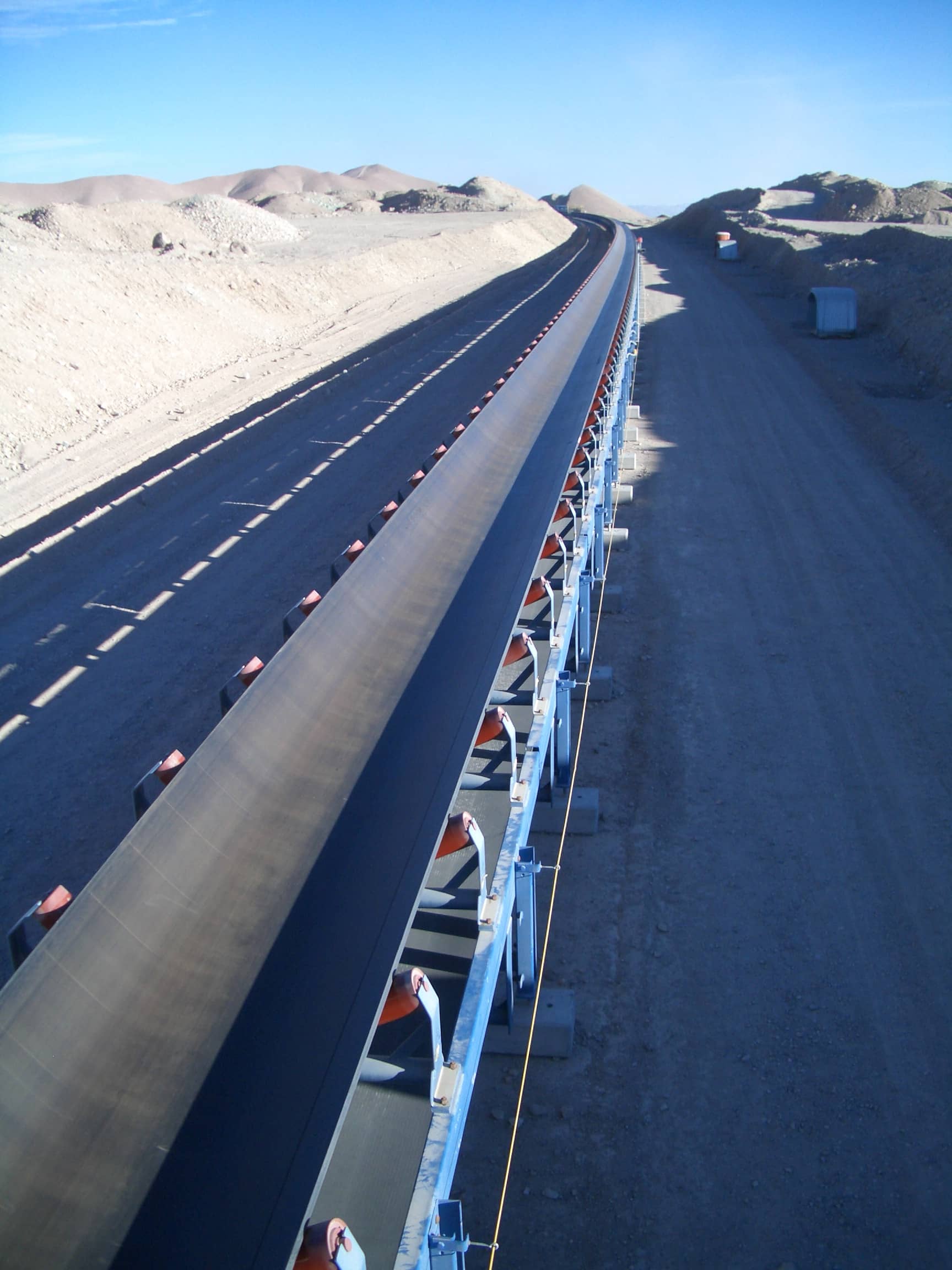 Correa overland con polines de carga en el desierto del norte de Chile