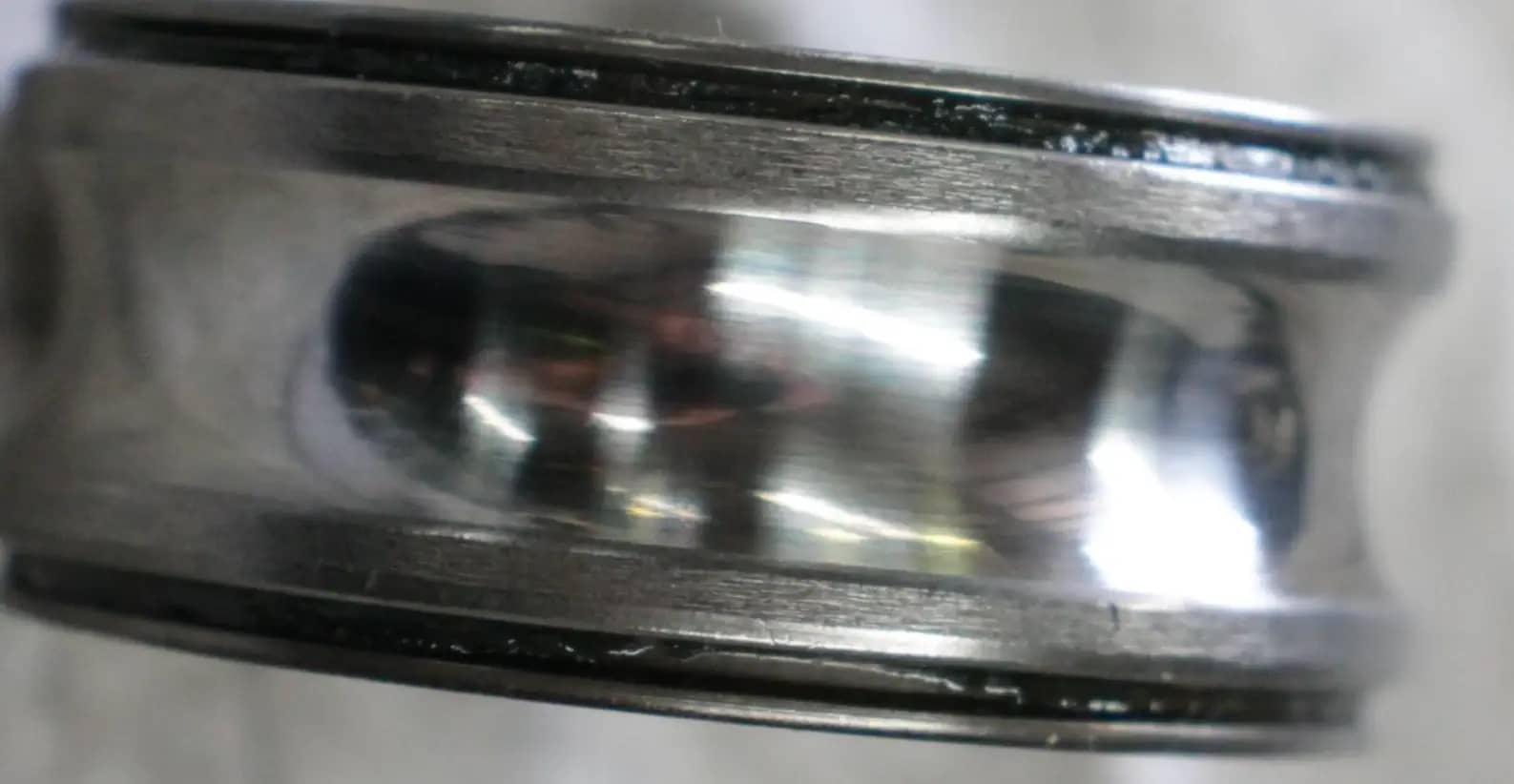 Wide wear pattern on the inner race of a centre roller bearing, indicating shaft movement