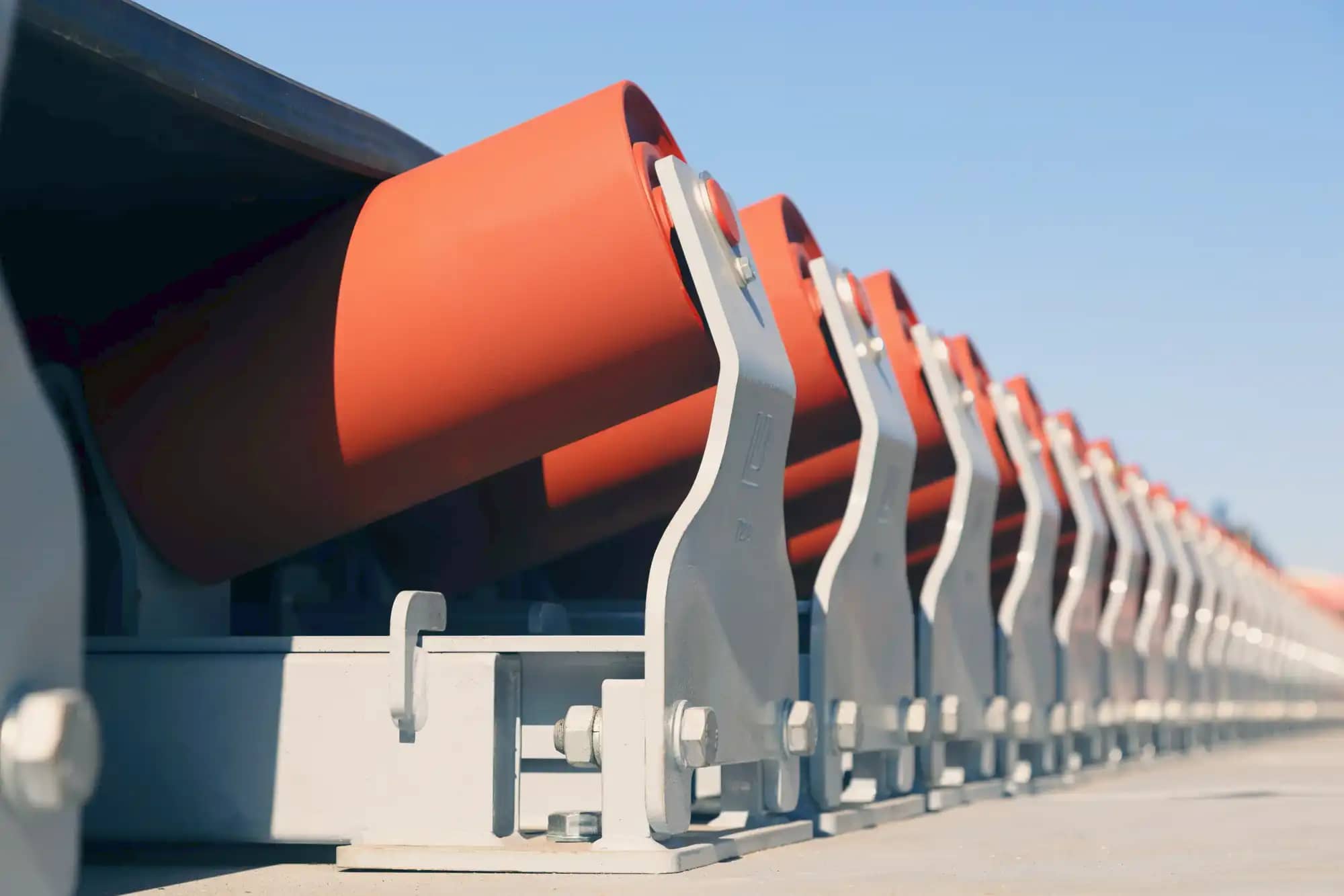 Centinela retractable idlers for feeder